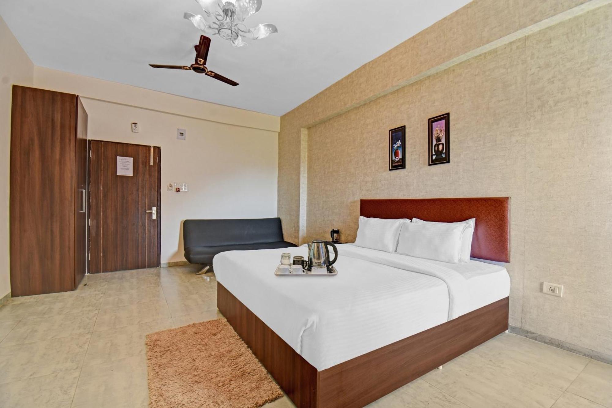 Townhouse Classio Suites Shirdi Eksteriør billede